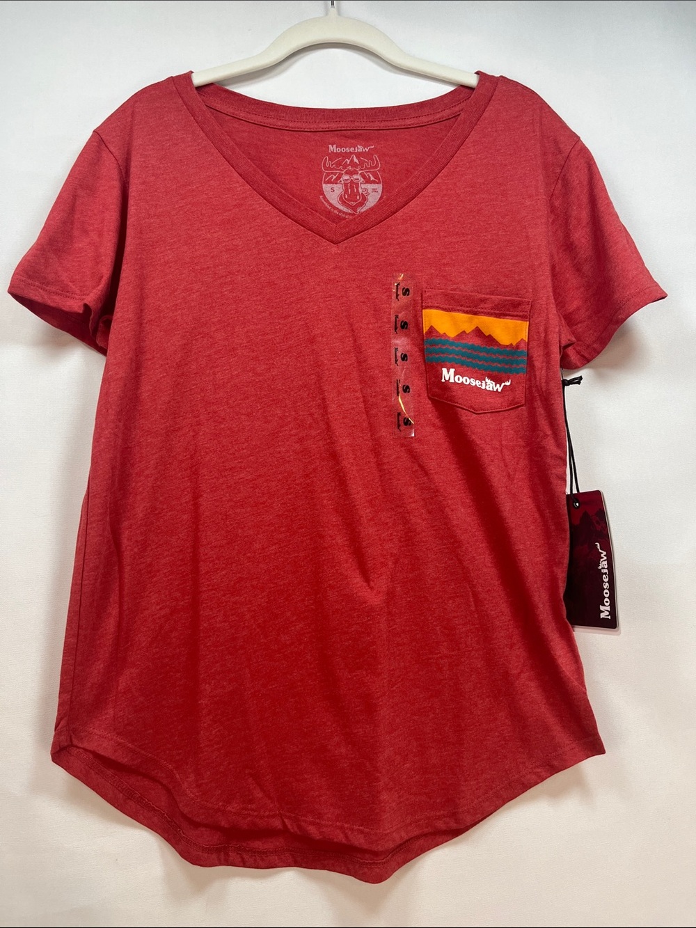 Title: Moosejaw Women's Original Flowy V-Neck Mountain Sunset Graphic Pocket Tee